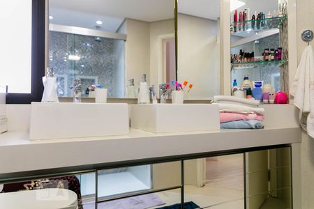 Apartamento à venda com 500m², 5 quartos e 4 vagas Apartamento à venda com 500m², 5 quartos e 4 vagasBanheiro da Suíte 1