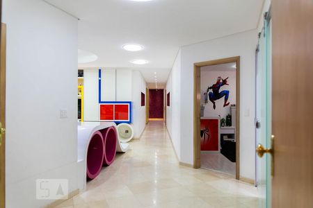 Apartamento à venda com 500m², 5 quartos e 4 vagas Apartamento à venda com 500m², 5 quartos e 4 vagasCorredor