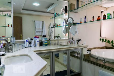 Apartamento à venda com 500m², 5 quartos e 4 vagas Apartamento à venda com 500m², 5 quartos e 4 vagasBanheiro da Suíte 4