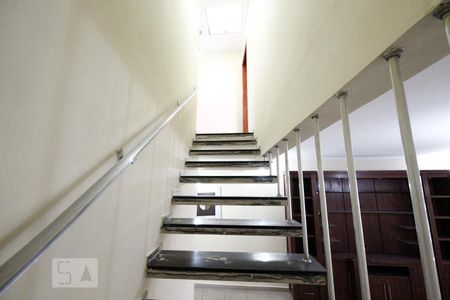 Casa à venda com 150m², 3 quartos e 2 vagasEscada