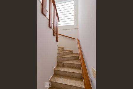 Casa à venda com 150m², 3 quartos e 2 vagas Casa à venda com 150m², 3 quartos e 2 vagasEscada