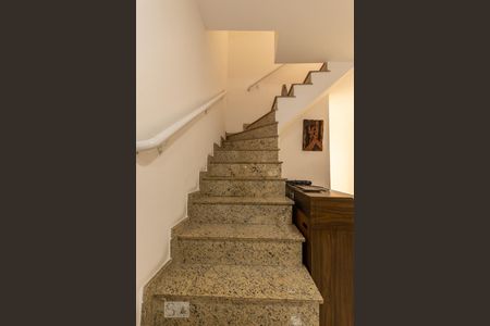 Escada  de casa para alugar com 3 quartos, 240m² em Parque Artur Alvim, São Paulo