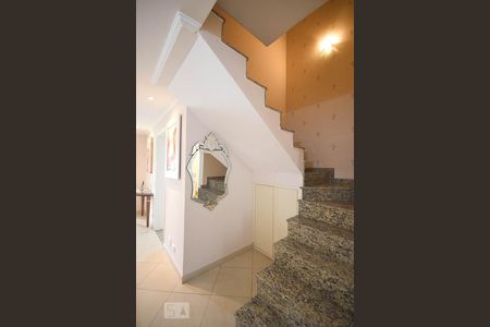 Casa à venda com 150m², 3 quartos e 2 vagas Casa à venda com 150m², 3 quartos e 2 vagasEscada