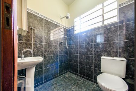 Casa à venda com 415m², 6 quartos e 4 vagasBanheiro - Edícula 1