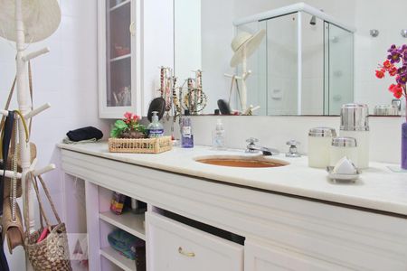 Apartamento à venda com 198m², 4 quartos e 3 vagasBanheiro da Suite 1