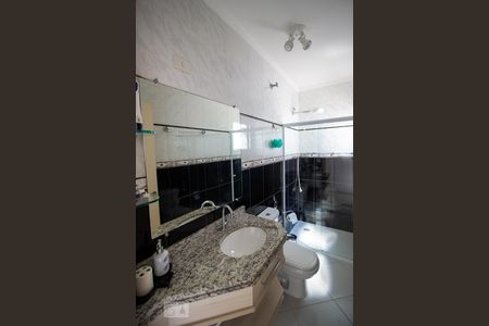 Casa à venda com 140m², 3 quartos e 2 vagasBanheiro