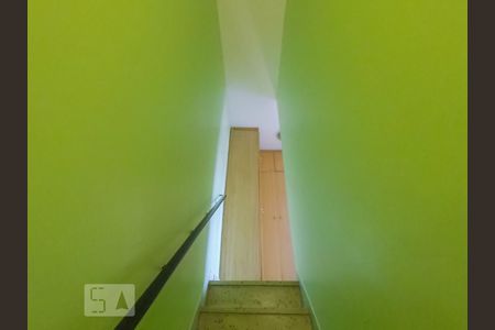 Casa à venda com 80m², 2 quartos e 2 vagasEscada