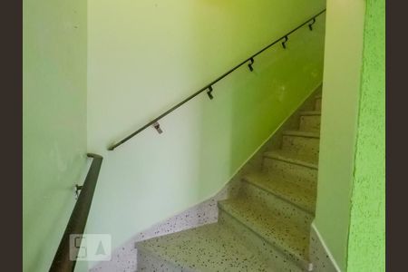 Casa à venda com 80m², 2 quartos e 2 vagasEscada