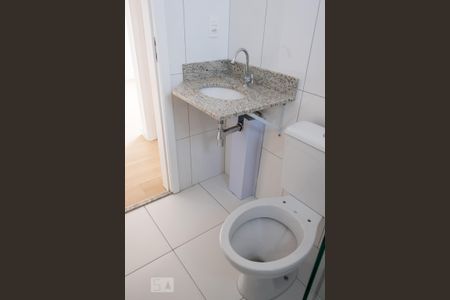 Banheiro de apartamento para alugar com 2 quartos, 48m² em Vila Paranaguá, São Paulo