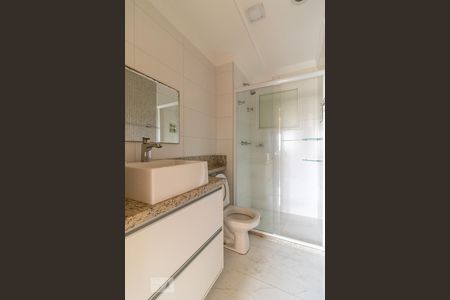 Banheiro do Corredor de apartamento para alugar com 3 quartos, 88m² em Jardim Tupanci, Barueri