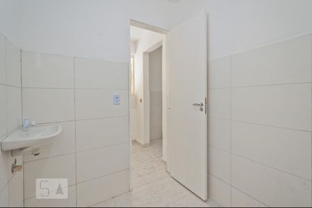 Banheiro de casa para alugar com 1 quarto, 45m² em Jardim Iva, São Paulo