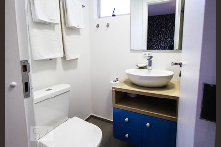 Banheiro de apartamento para alugar com 1 quarto, 33m² em Juvevê, Curitiba