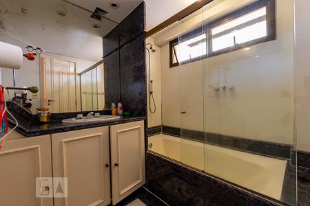 Apartamento à venda com 600m², 4 quartos e 4 vagasBanheiro da Suíte 2