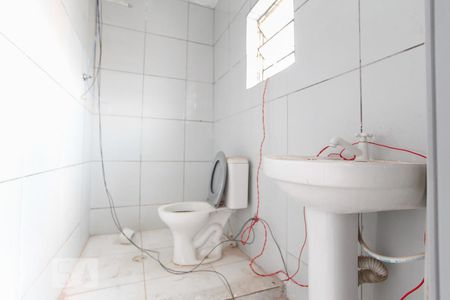 Banheiro  de casa à venda com 8 quartos, 268m² em Vila Babilonia, São Paulo