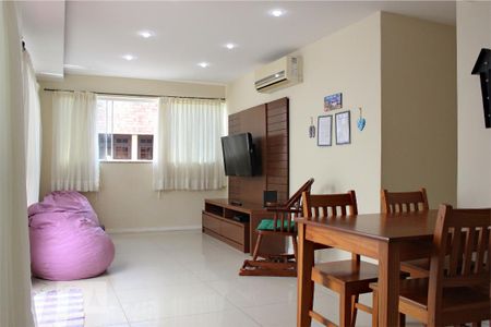 Sala de casa de condomínio para alugar com 3 quartos, 100m² em Barra da Tijuca, Rio de Janeiro