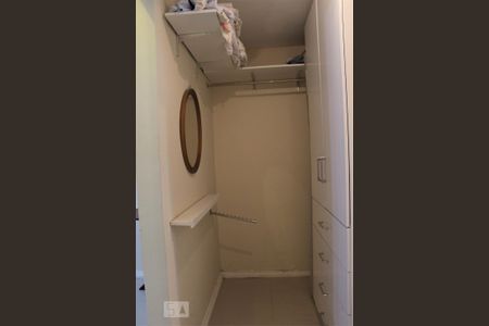 Casa de condomínio para alugar com 100m², 3 quartos e 2 vagas Casa de condomínio para alugar com 100m², 3 quartos e 2 vagasCloset do Quarto 2