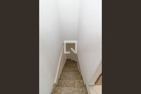 Casa à venda com 110m², 2 quartos e 2 vagasEscada