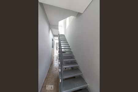 Casa para alugar com 60m², 1 quarto e sem vagaEscadas de acesso à casa