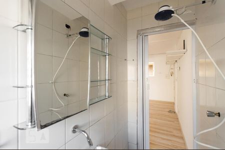 Banheiro de kitnet/studio para alugar com 1 quarto, 28m² em Bela Vista, São Paulo