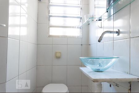 Banheiro de kitnet/studio para alugar com 1 quarto, 28m² em Bela Vista, São Paulo