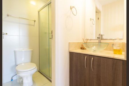 Banheiro de apartamento para alugar com 2 quartos, 49m² em Capão Raso, Curitiba