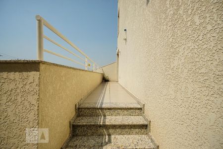Escada de entrada de apartamento para alugar com 2 quartos, 37m² em Penha de França, São Paulo