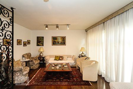 Casa à venda com 300m², 4 quartos e 3 vagas Casa à venda com 300m², 4 quartos e 3 vagasSala