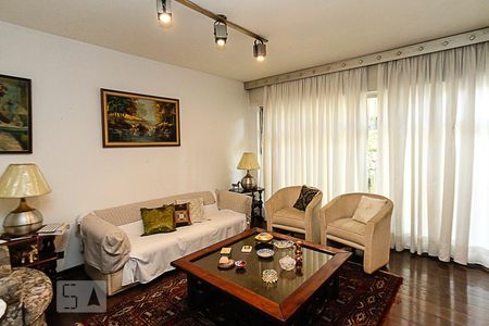 Casa à venda com 300m², 4 quartos e 3 vagas Casa à venda com 300m², 4 quartos e 3 vagasSala