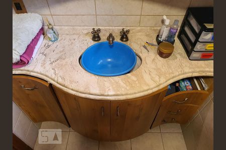 Casa à venda com 265m², 5 quartos e 5 vagas Casa à venda com 265m², 5 quartos e 5 vagasDetalhe do banheiro da suíte