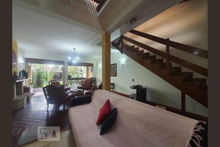 Casa à venda com 265m², 5 quartos e 5 vagas Casa à venda com 265m², 5 quartos e 5 vagasSala 2