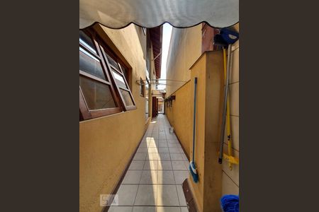 Casa à venda com 265m², 5 quartos e 5 vagas Casa à venda com 265m², 5 quartos e 5 vagasCorredor lateral