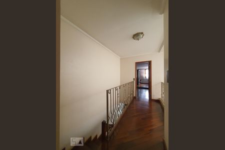 Casa à venda com 265m², 5 quartos e 5 vagas Casa à venda com 265m², 5 quartos e 5 vagasCorredor de acesso aos quartos