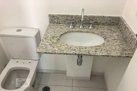 Banheiro do Corredor de apartamento para alugar com 2 quartos, 60m² em Jardim Tupanci, Barueri