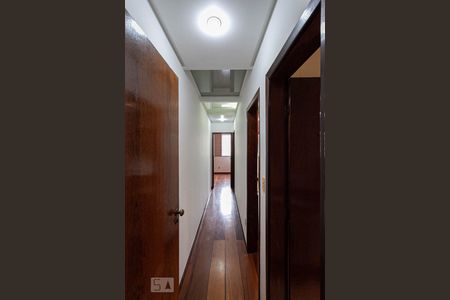 Corredor de apartamento para alugar com 3 quartos, 90m² em Santo Antônio, Belo Horizonte