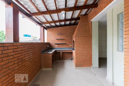 Casa à venda com 210m², 3 quartos e 2 vagasFundos - Churrasqueira