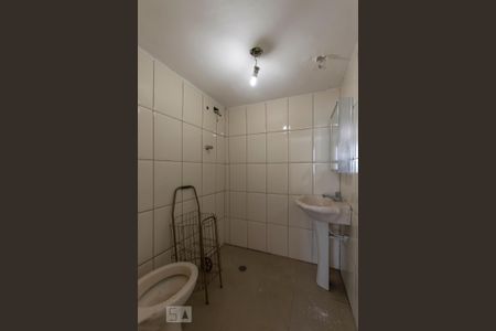 Casa à venda com 210m², 3 quartos e 2 vagasFundos - Banheiro