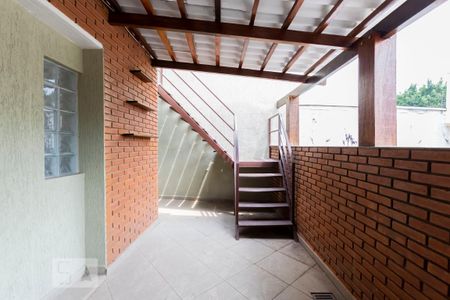 Casa à venda com 210m², 3 quartos e 2 vagasFundos - Churrasqueira