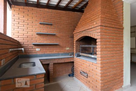 Casa à venda com 210m², 3 quartos e 2 vagasFundos - Churrasqueira