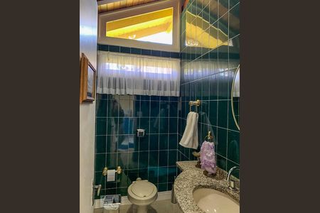 Banheiro de casa de condomínio à venda com 3 quartos, 415m² em Cavalhada, Porto Alegre