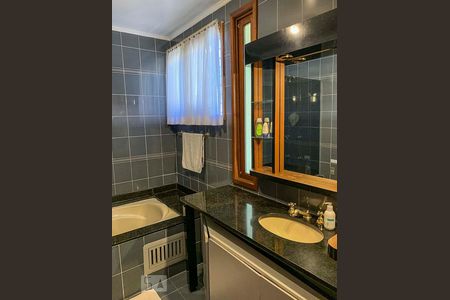 Banheiro de casa de condomínio para alugar com 3 quartos, 415m² em Cavalhada, Porto Alegre