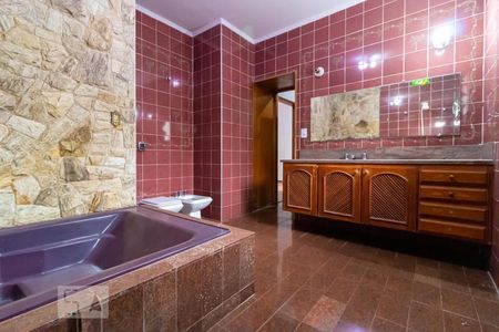 Casa à venda com 650m², 4 quartos e 8 vagasBanheiro da Suíte 01