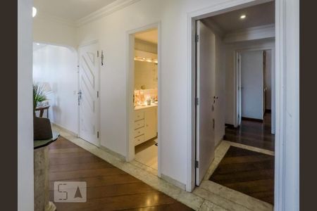 Apartamento à venda com 220m², 4 quartos e 3 vagasCorredor