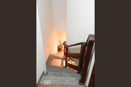 Casa à venda com 70m², 2 quartos e 2 vagas Casa à venda com 70m², 2 quartos e 2 vagasEscada