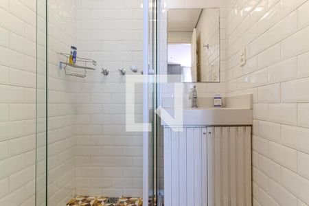 Banheiro social de kitnet/studio para alugar com 1 quarto, 35m² em República, São Paulo