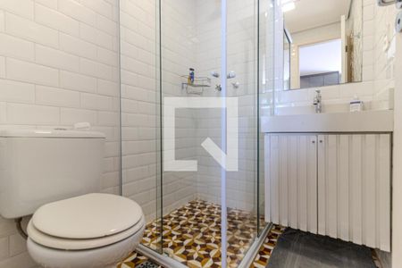 Banheiro social de kitnet/studio para alugar com 1 quarto, 35m² em República, São Paulo