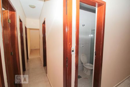 Casa para alugar com 200m², 3 quartos e 4 vagas Casa para alugar com 200m², 3 quartos e 4 vagasBanheiro 1