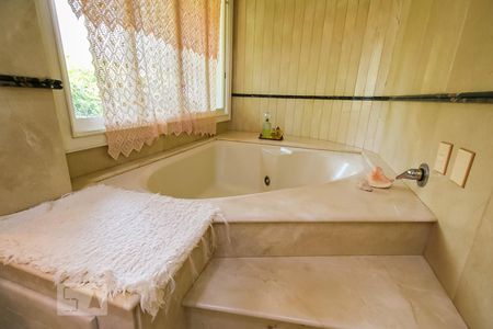 Casa à venda com 1118m², 4 quartos e 8 vagasBanheira