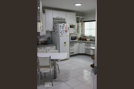 Casa à venda com 320m², 4 quartos e 4 vagasCozinha