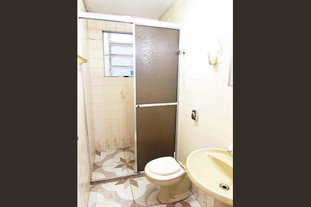 Banheiro de apartamento à venda com 1 quarto, 45m² em Santa Maria Goretti, Porto Alegre