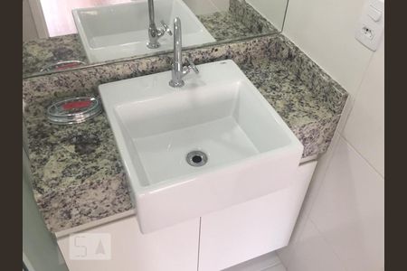 Banheiro de kitnet/studio para alugar com 1 quarto, 30m² em Centro, São Paulo